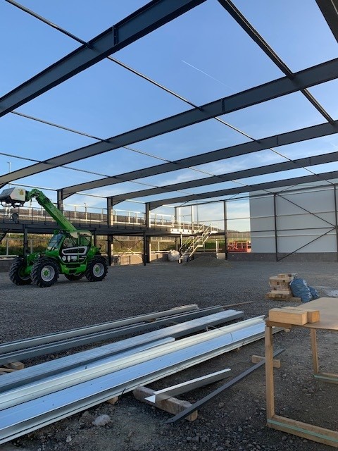 Bau der zukünftigen Produktionshalle