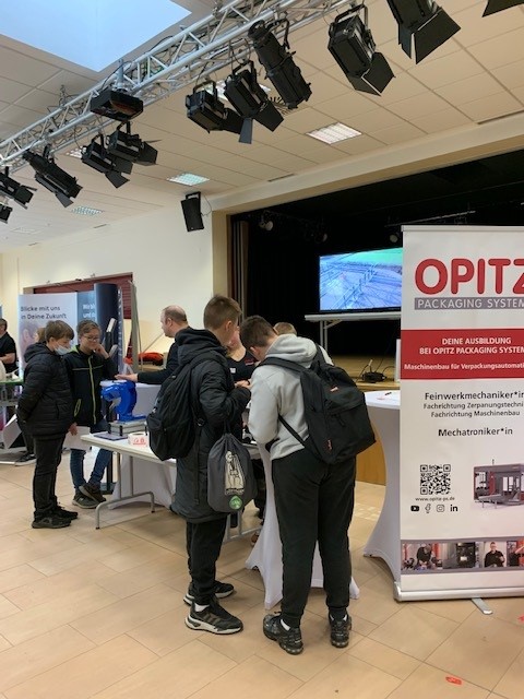 Interessierte Schüler testen ihr Geschick an einem Schaltschrankmodell.