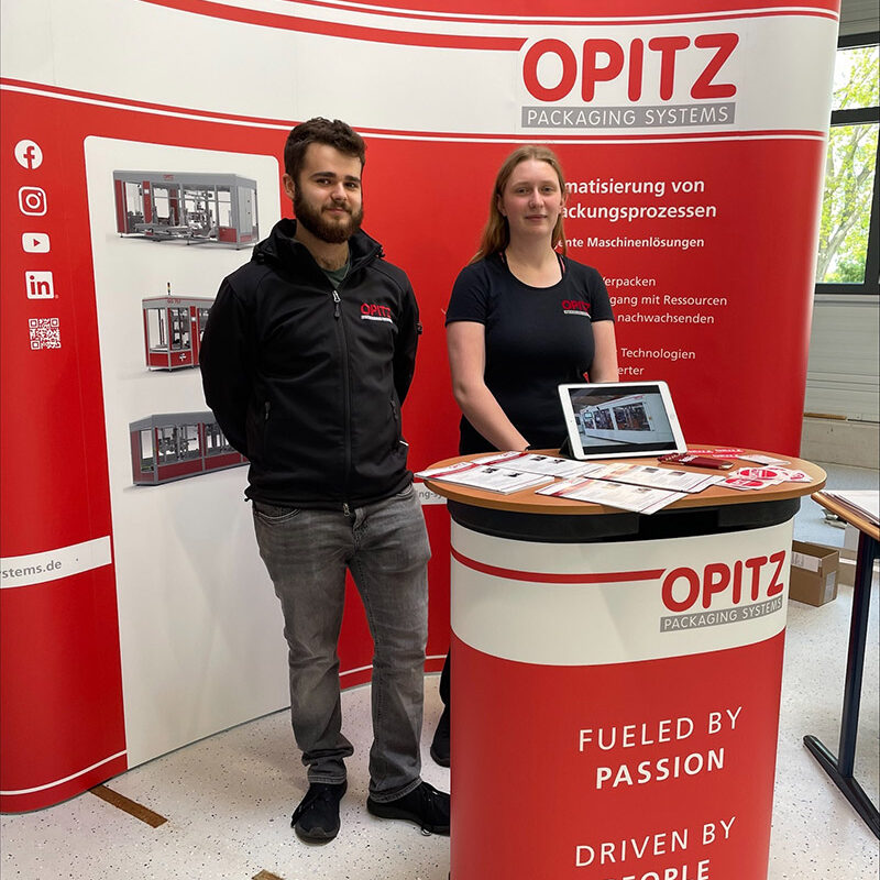 Mechaniker Mikro Sander und Auszubildende Eyleen Redeker