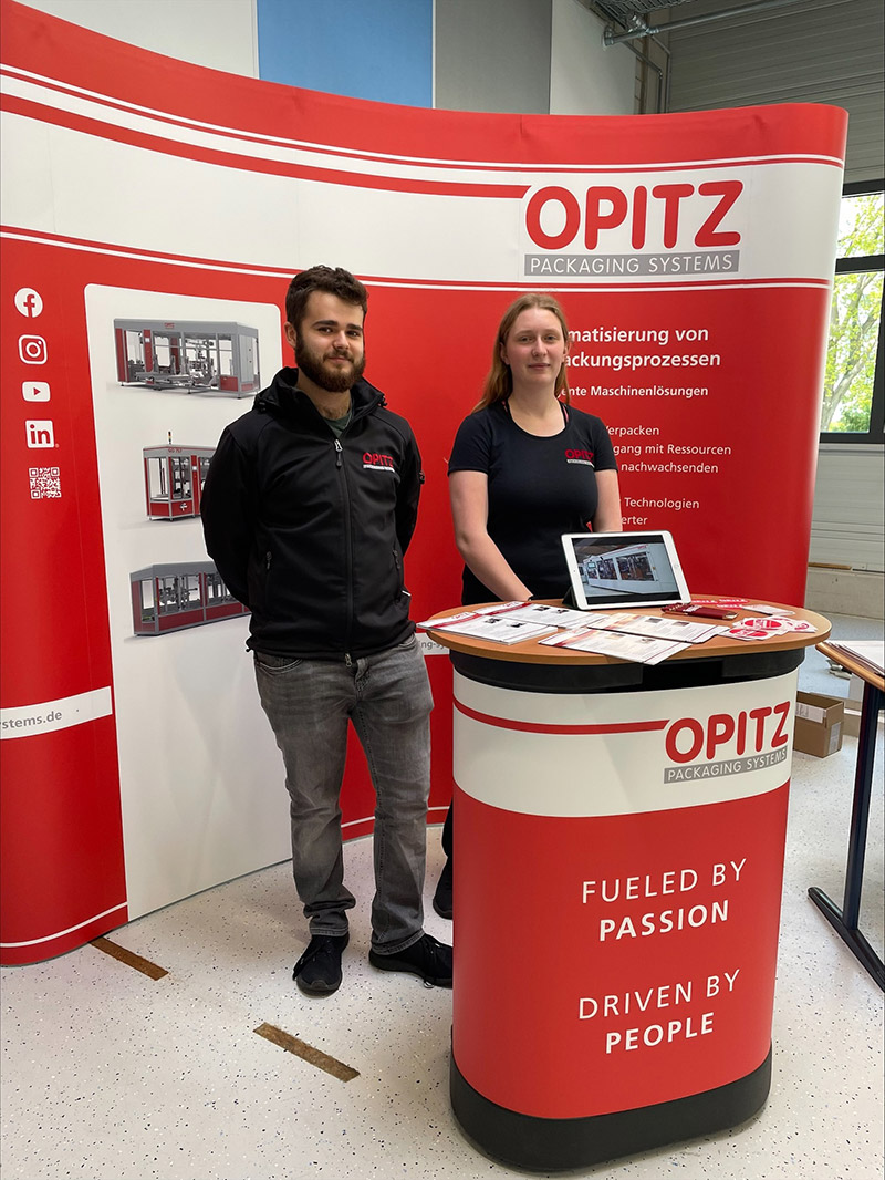 Mechaniker Mikro Sander und Auszubildende Eyleen Redeker