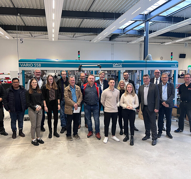 Pressekonferenz, Gruppenfoto, in der neuen Produktionshalle